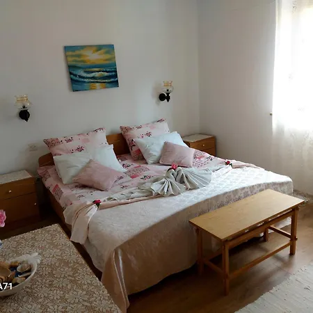 Hrastic Apartment *